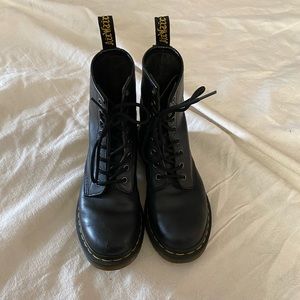 DR. MARTENS 1460 lace up boots